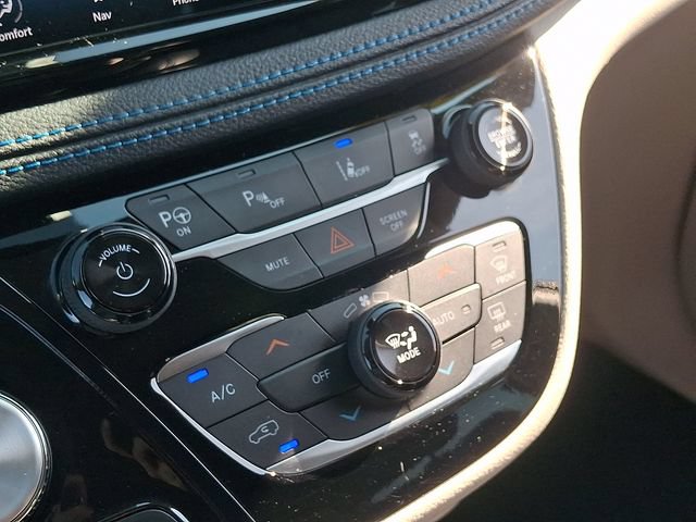 Used 2021 Chrysler Pacifica Touring-L w/ Uconnect Theater Family Group FWD image 15