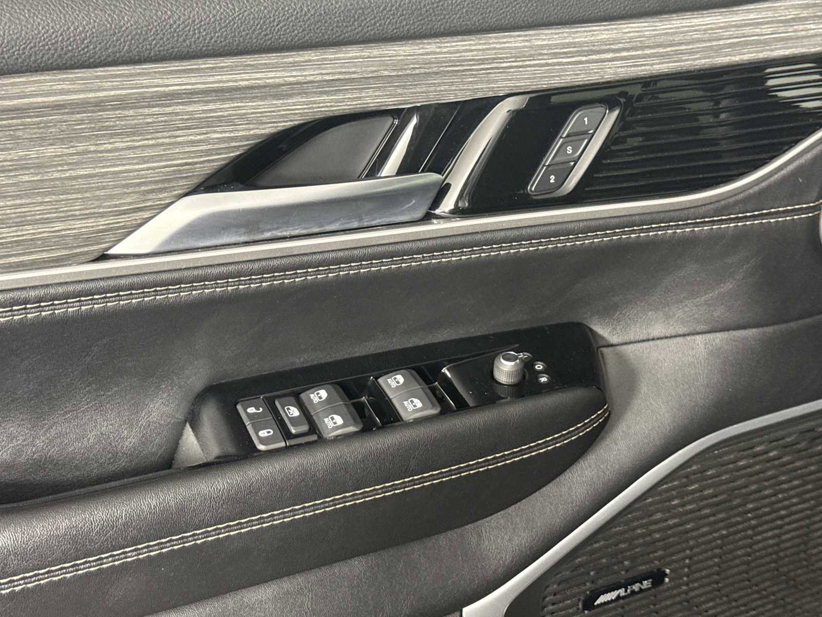 Used 2024 Jeep Wagoneer L Series II w/ Flexible Seating Group image 10