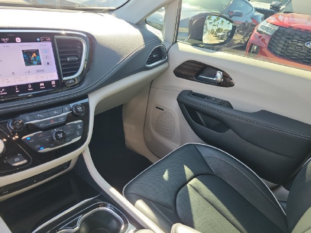 Used 2024 Chrysler Pacifica Limited w/ Uconnect Theater Family Group FWD image 32