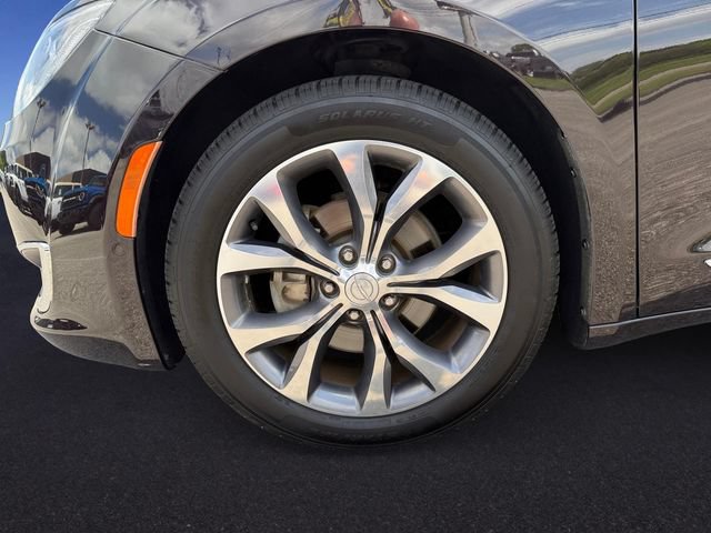 Used 2017 Chrysler Pacifica Limited w/ Advanced Safetytec Group FWD image 10