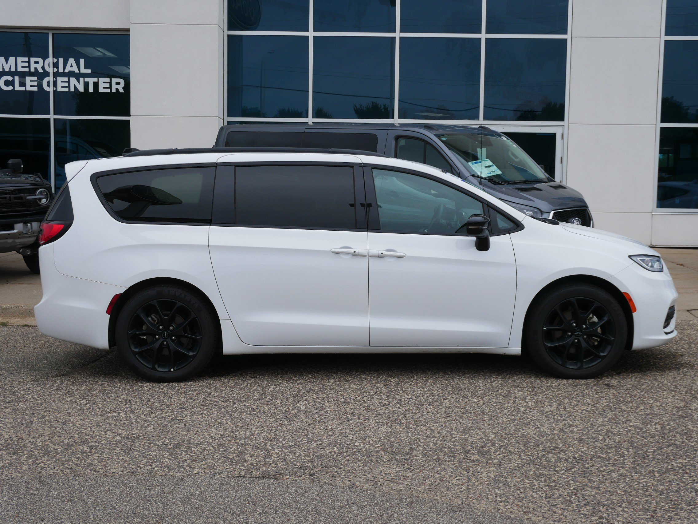 Used 2025 Chrysler Pacifica Limited FWD image 2