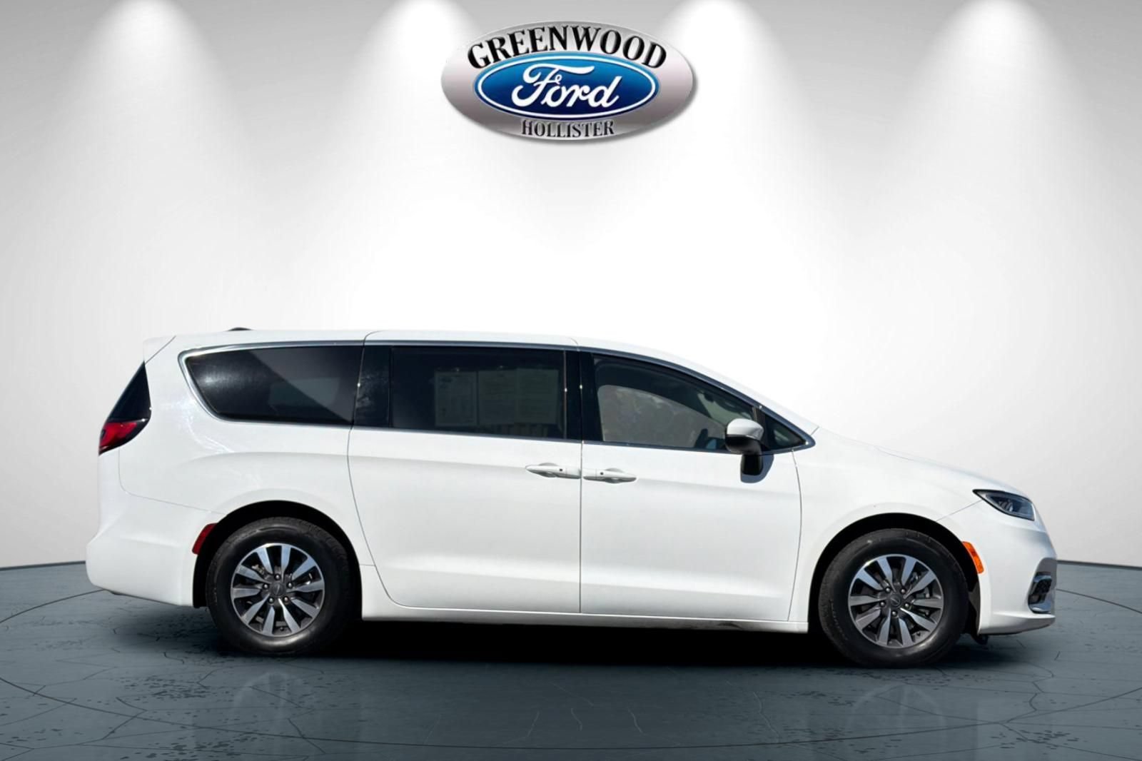 Used 2023 Chrysler Pacifica Touring-L FWD image 3