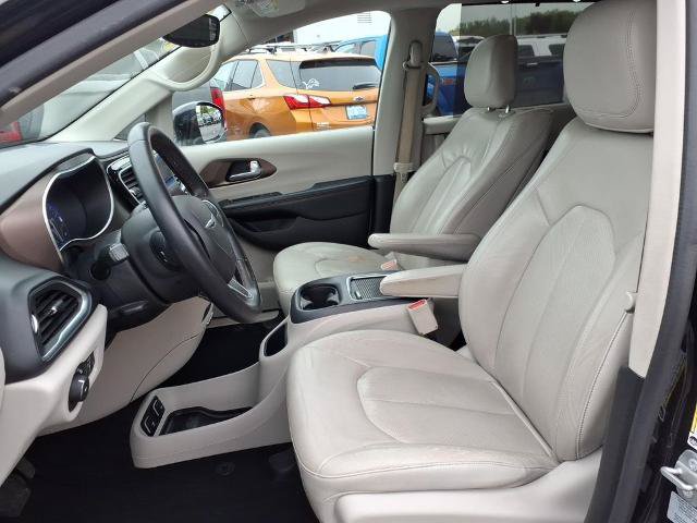 Used 2017 Chrysler Pacifica Touring-L Plus FWD image 17
