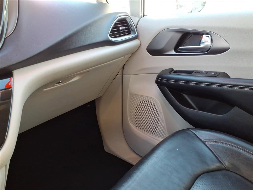 Used 2022 Chrysler Pacifica Touring-L image 21