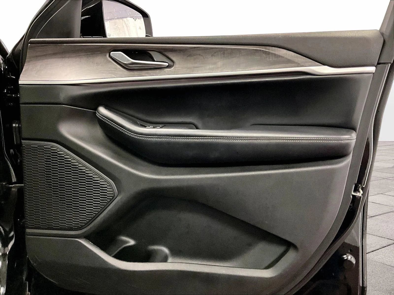 Used 2023 Jeep Grand Cherokee Limited image 23