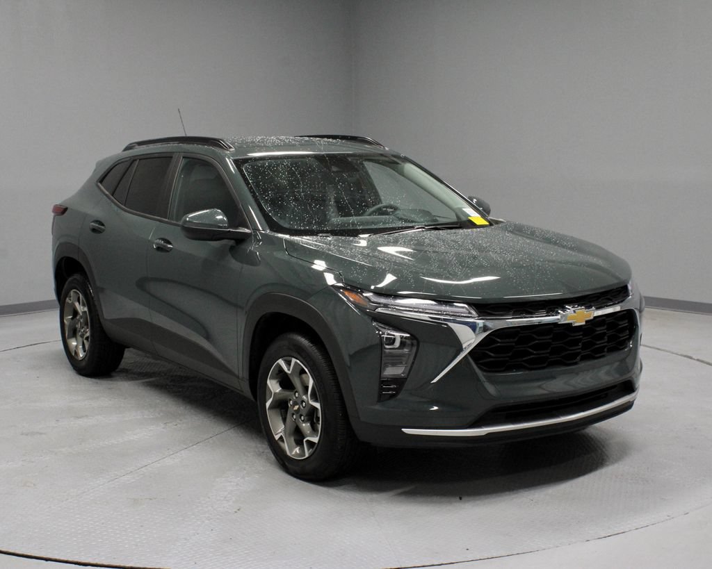 Used 2025 Chevrolet Trax LT FWD image 1