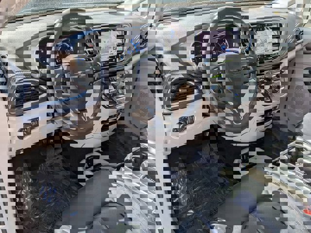 Used 2023 Chrysler Pacifica Touring-L image 17