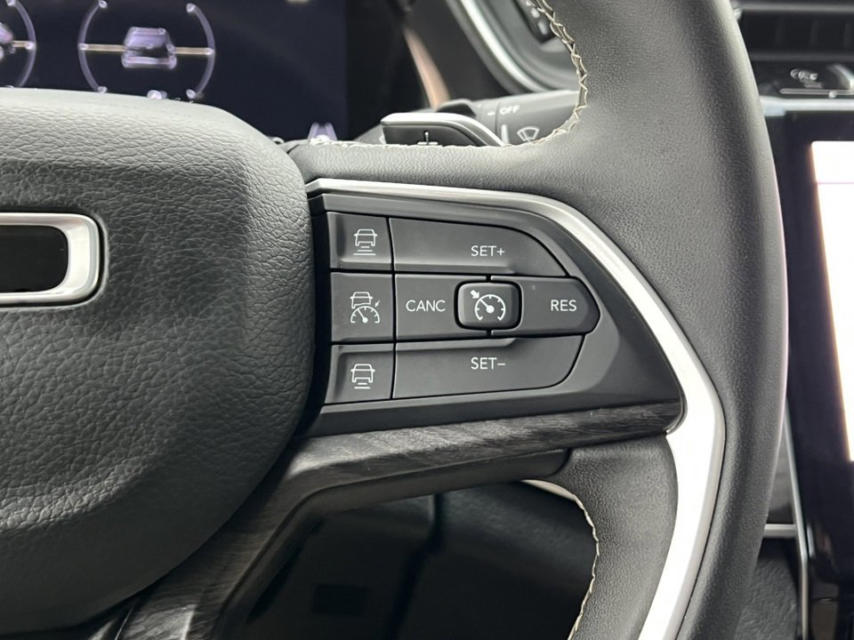 Used 2023 Jeep Grand Cherokee Limited w/ Luxury Tech Group II image 24