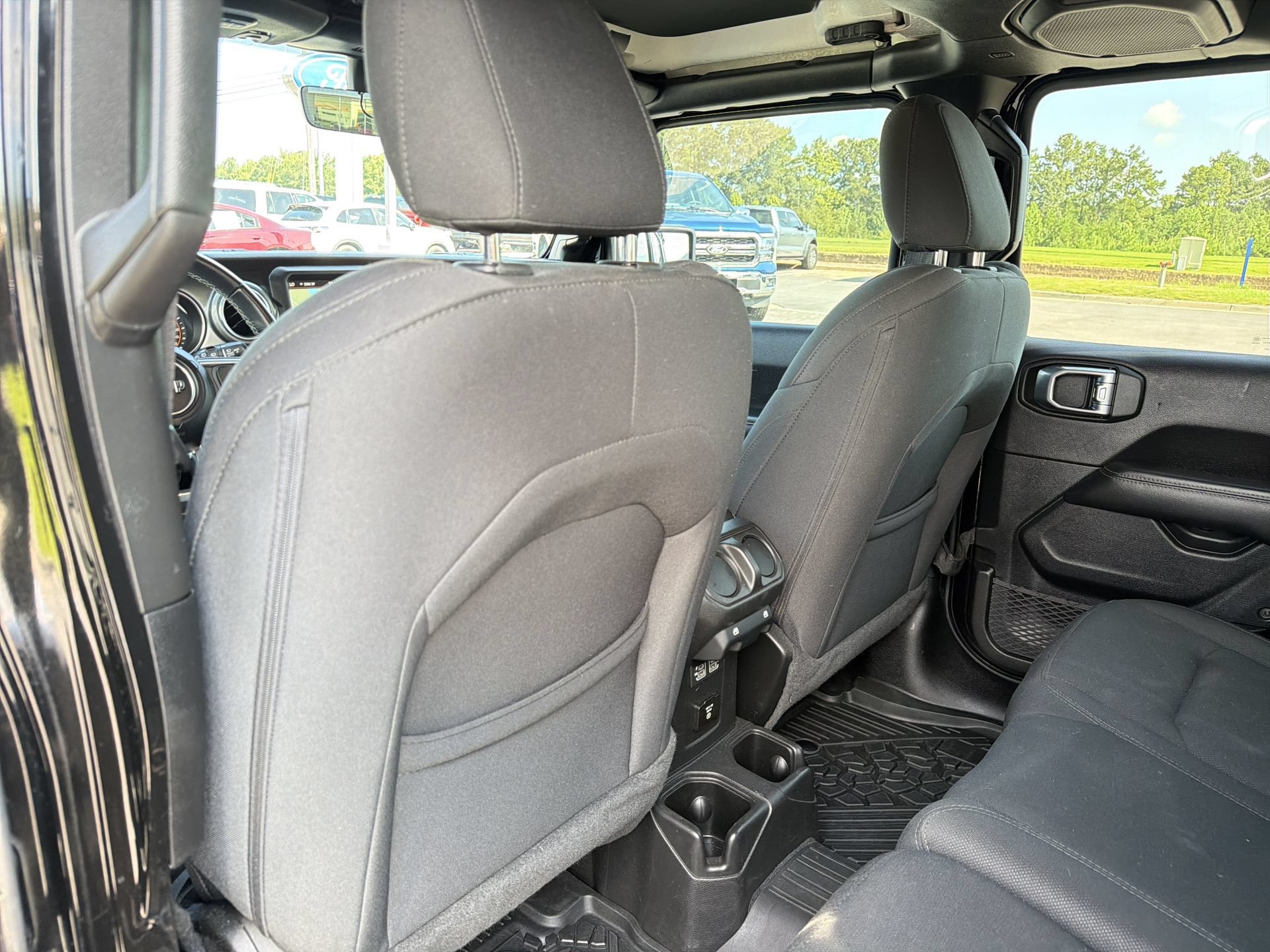 Used 2022 Jeep Wrangler Unlimited Sahara AWD/4WD image 18