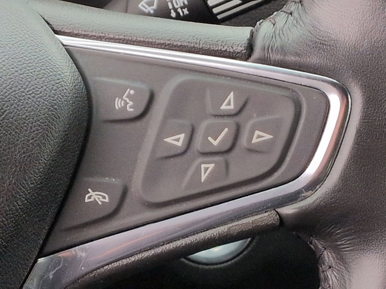 Used 2019 Chevrolet Equinox LT w/ Driver Convenience Package image 29