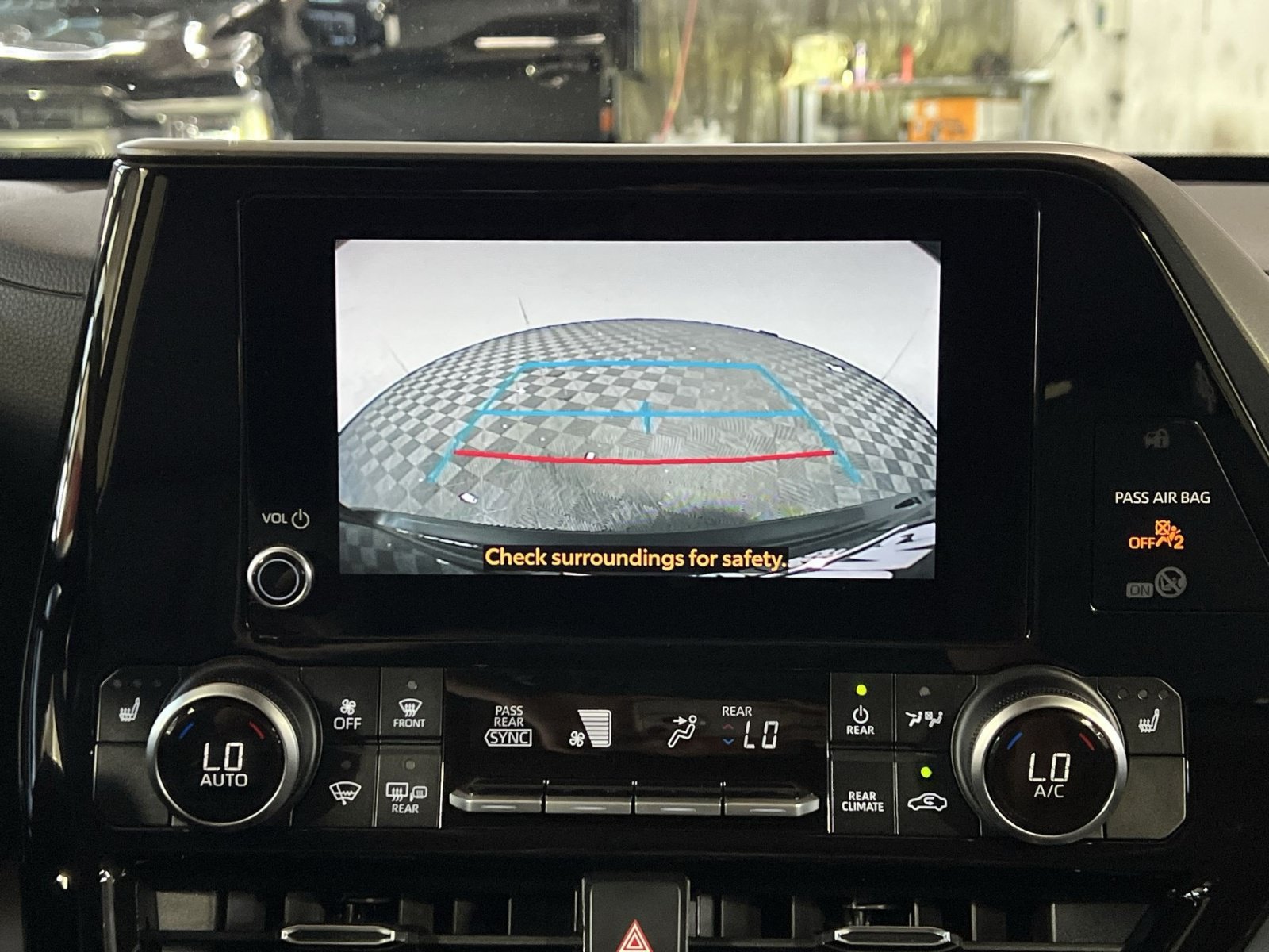 Used 2024 Toyota Highlander XLE AWD/4WD image 19