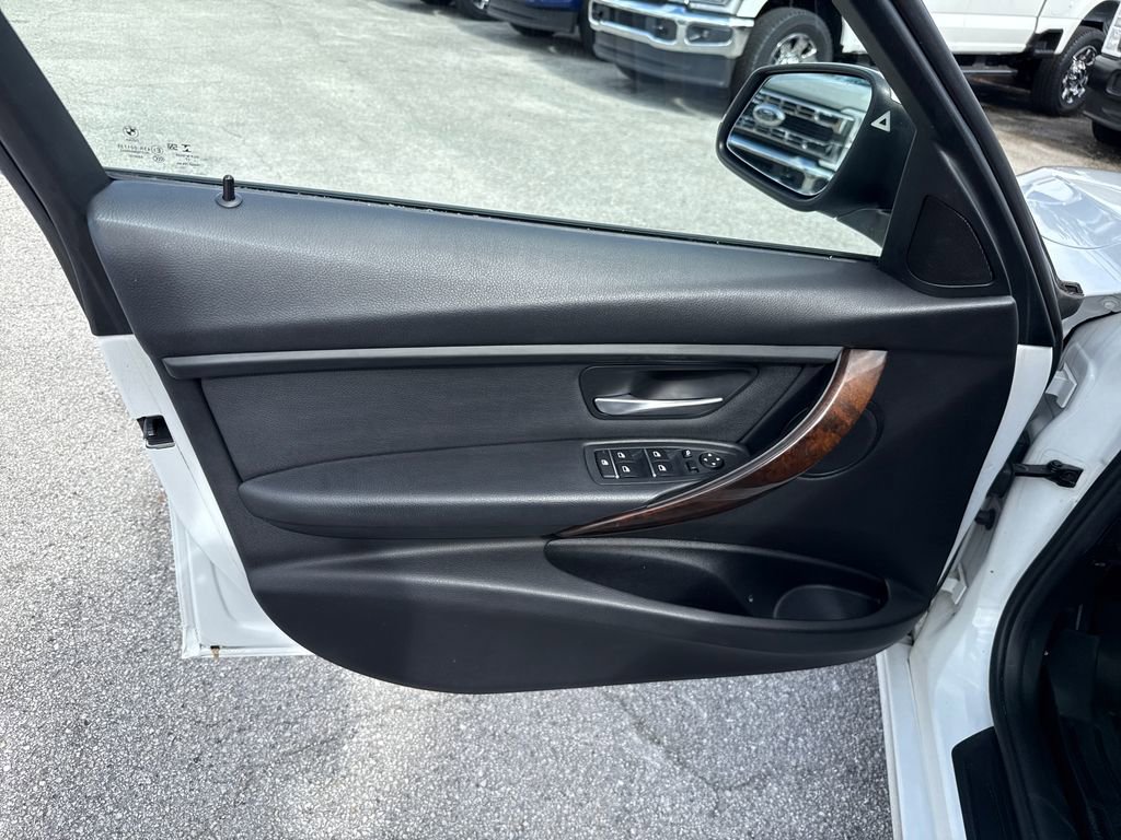 Used 2018 BMW 320i Sedan image 14