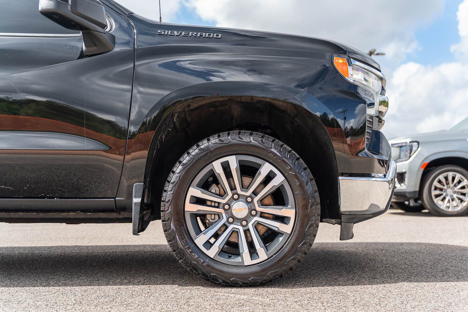 Used 2023 Chevrolet Silverado 1500 LT AWD/4WD image 9
