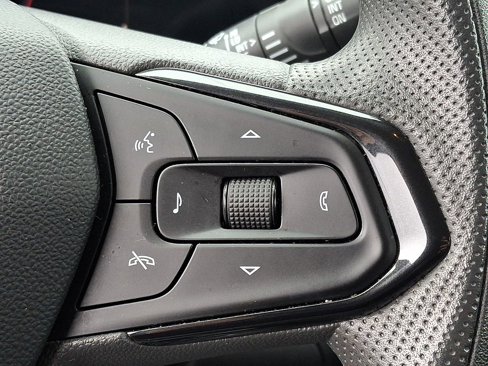 Used 2025 Chevrolet Trax LT image 20