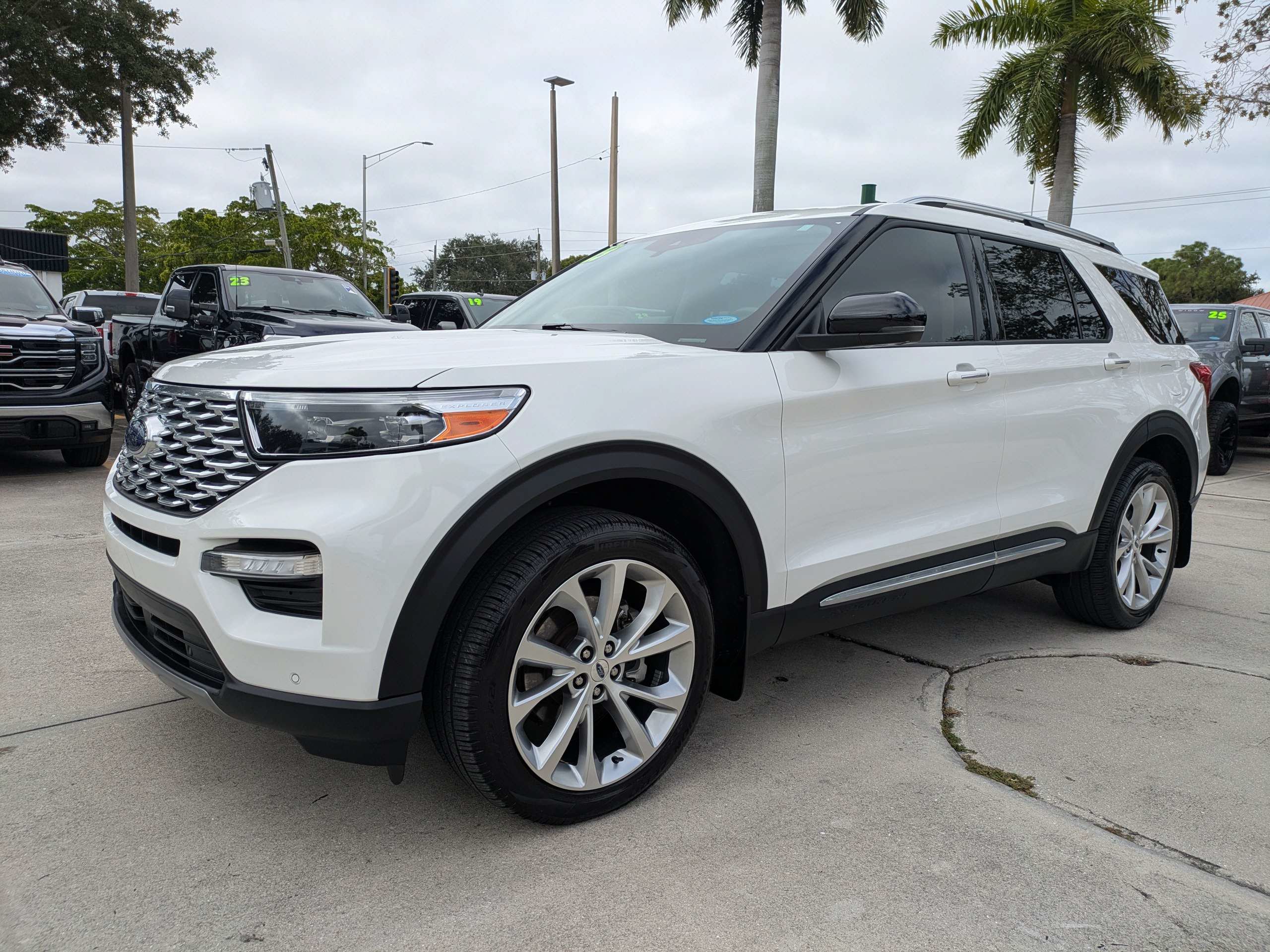 Certified 2023 Ford Explorer Platinum w/ Technology Package AWD/4WD image 7