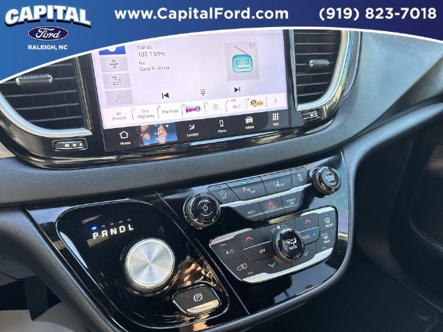 Used 2025 Chrysler Pacifica Select FWD image 26