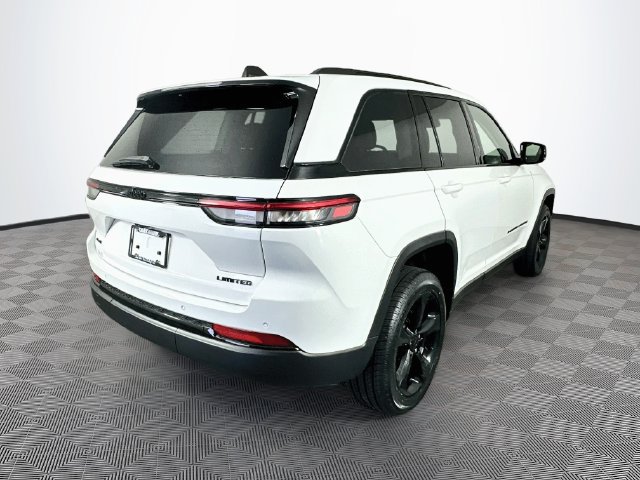 Used 2023 Jeep Grand Cherokee Limited w/ Black Appearance Package AWD/4WD image 11