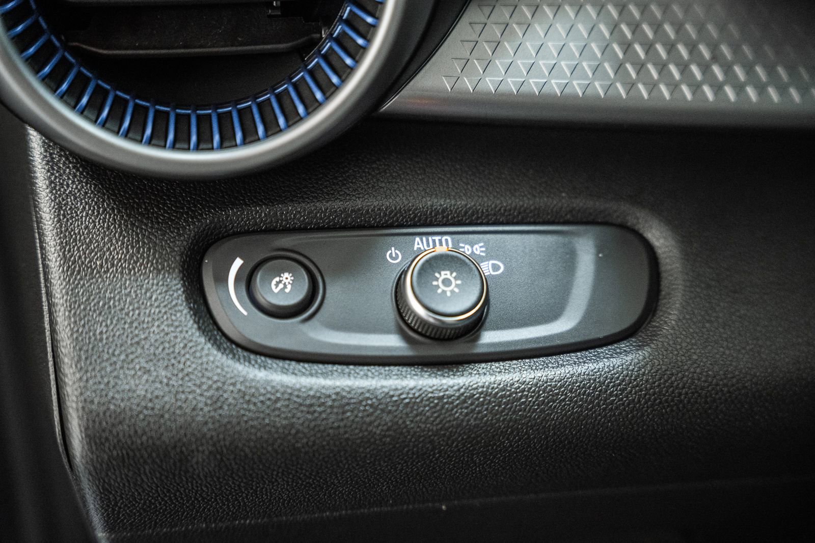 Used 2024 Chevrolet Trax LS w/ LS Convenience Package FWD image 40