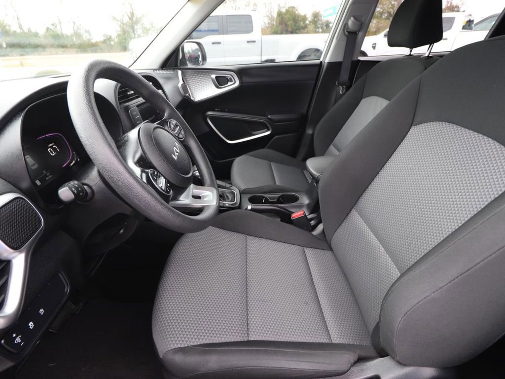 Used 2025 Kia Soul LX w/ LX Technology Package image 8