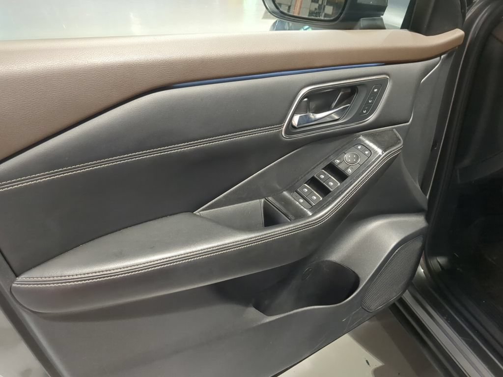 Used 2022 Nissan Rogue Platinum w/ Head-Up Display Package AWD/4WD image 16