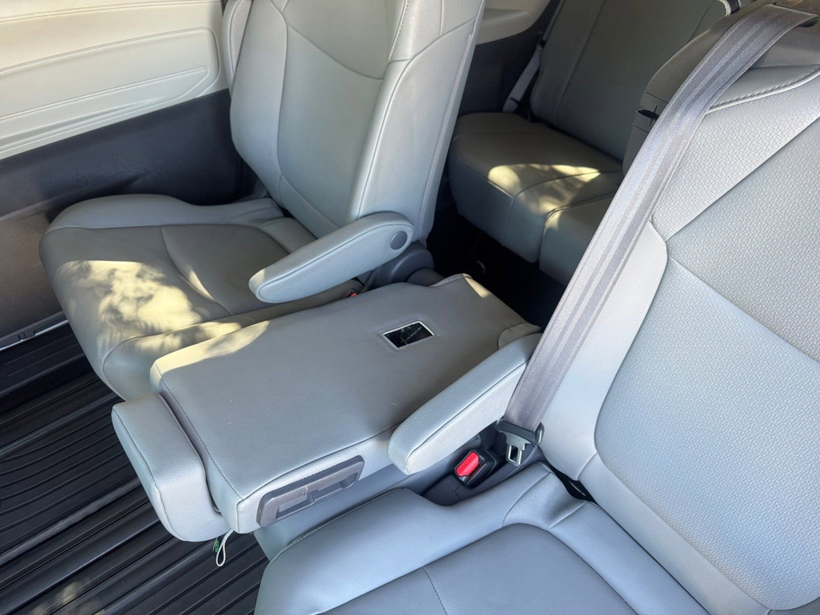 Used 2021 Toyota Sienna XLE image 17