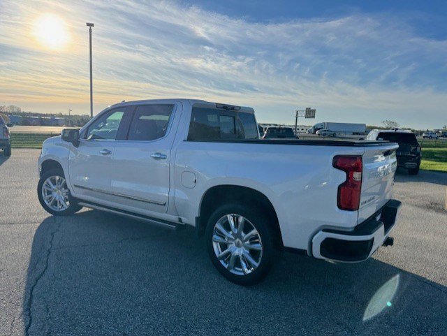 Used 2022 Chevrolet Silverado 1500 High Country w/ High Country Premium Package AWD/4WD image 3