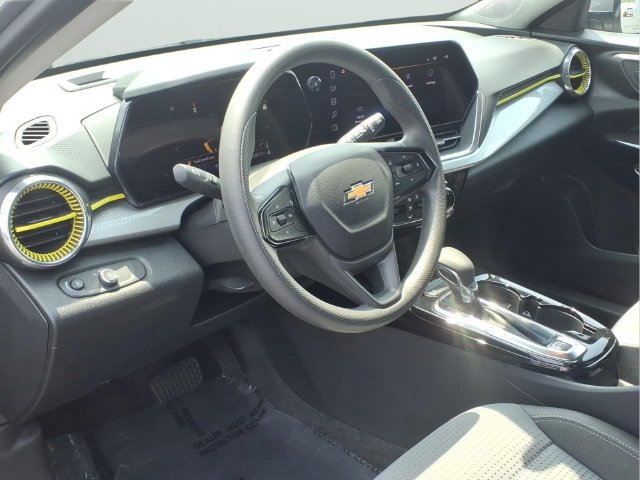 Used 2025 Chevrolet Trax LT FWD image 7