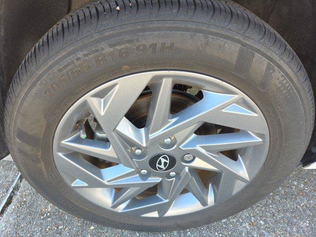 Used 2024 Hyundai Elantra Blue FWD image 19