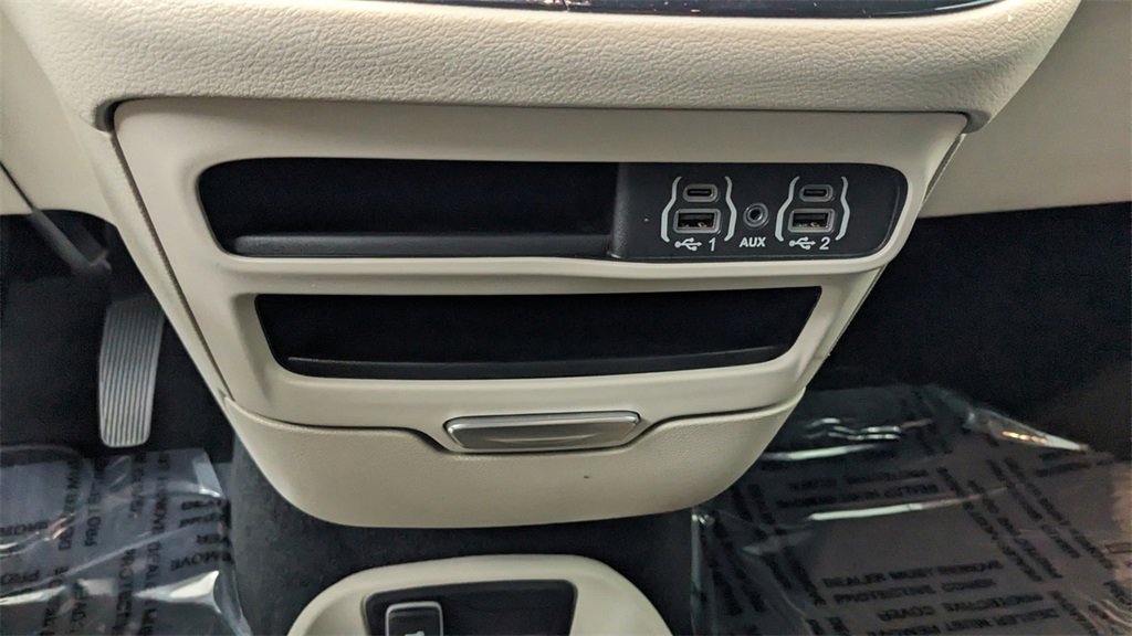 Used 2024 Chrysler Pacifica Touring-L image 31