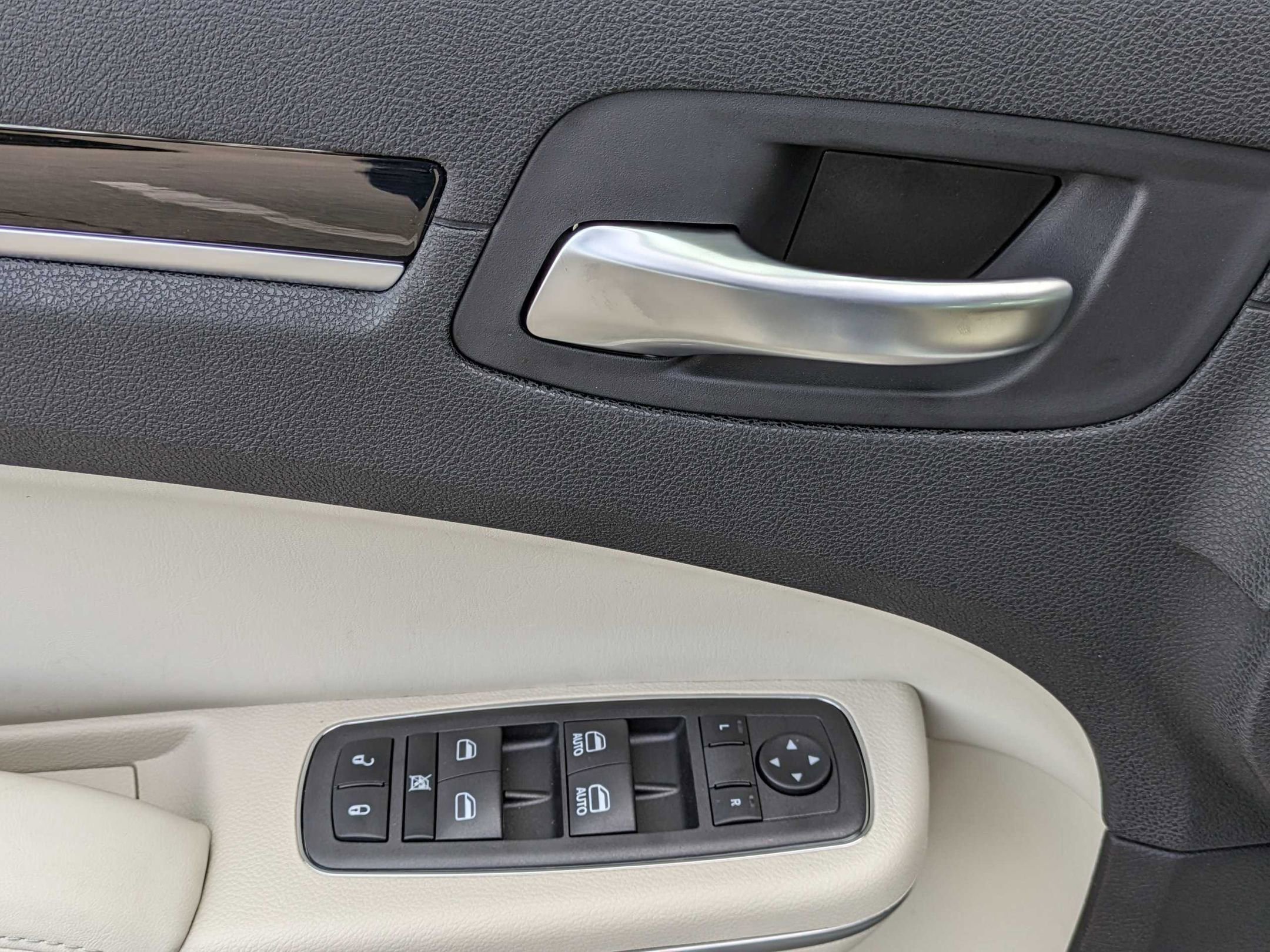 Used 2023 Chrysler 300 Touring w/ Sport Appearance Package image 11