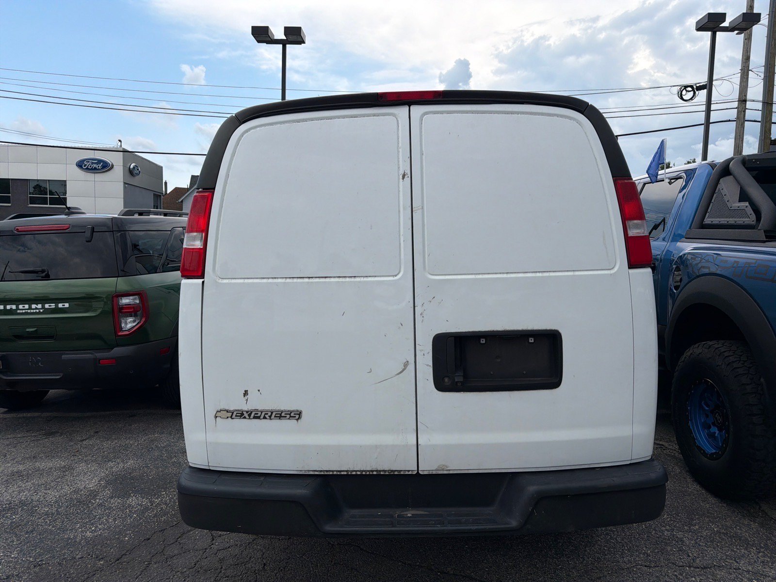 Used 2020 Chevrolet Express 3500 Extended RWD image 3