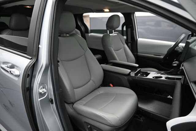 Used 2025 Toyota Sienna XLE FWD image 31