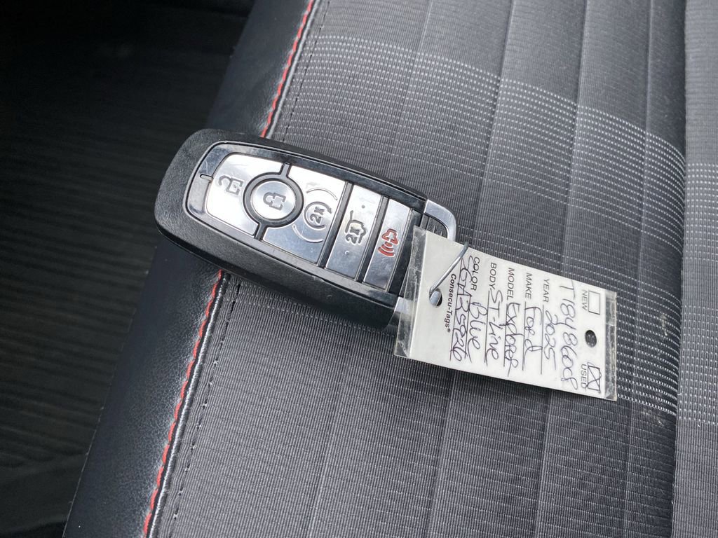 Certified 2025 Ford Explorer ST-Line w/ Premium Package image 39