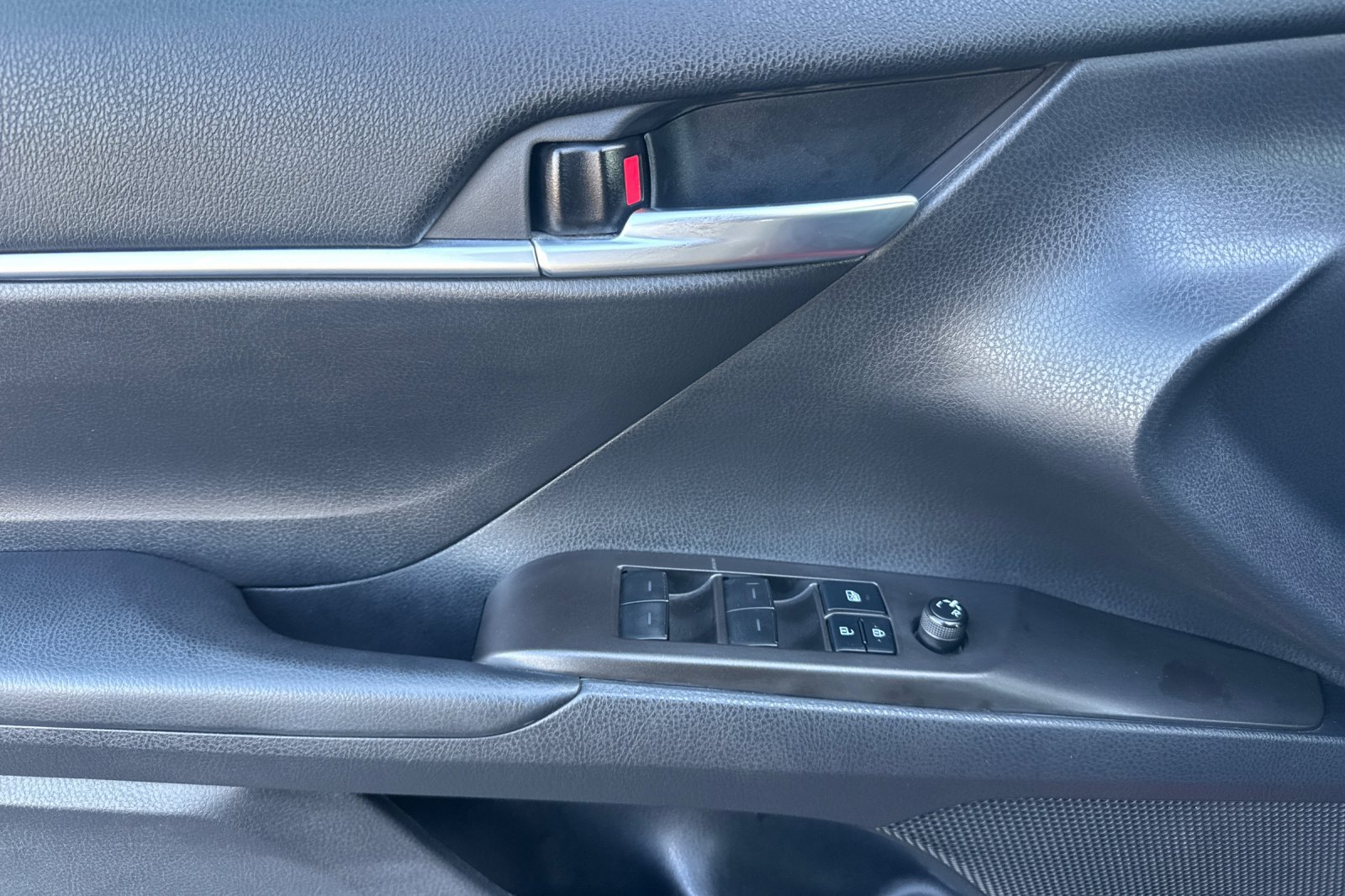 Used 2021 Toyota Camry LE w/ Convenience Package FWD image 10