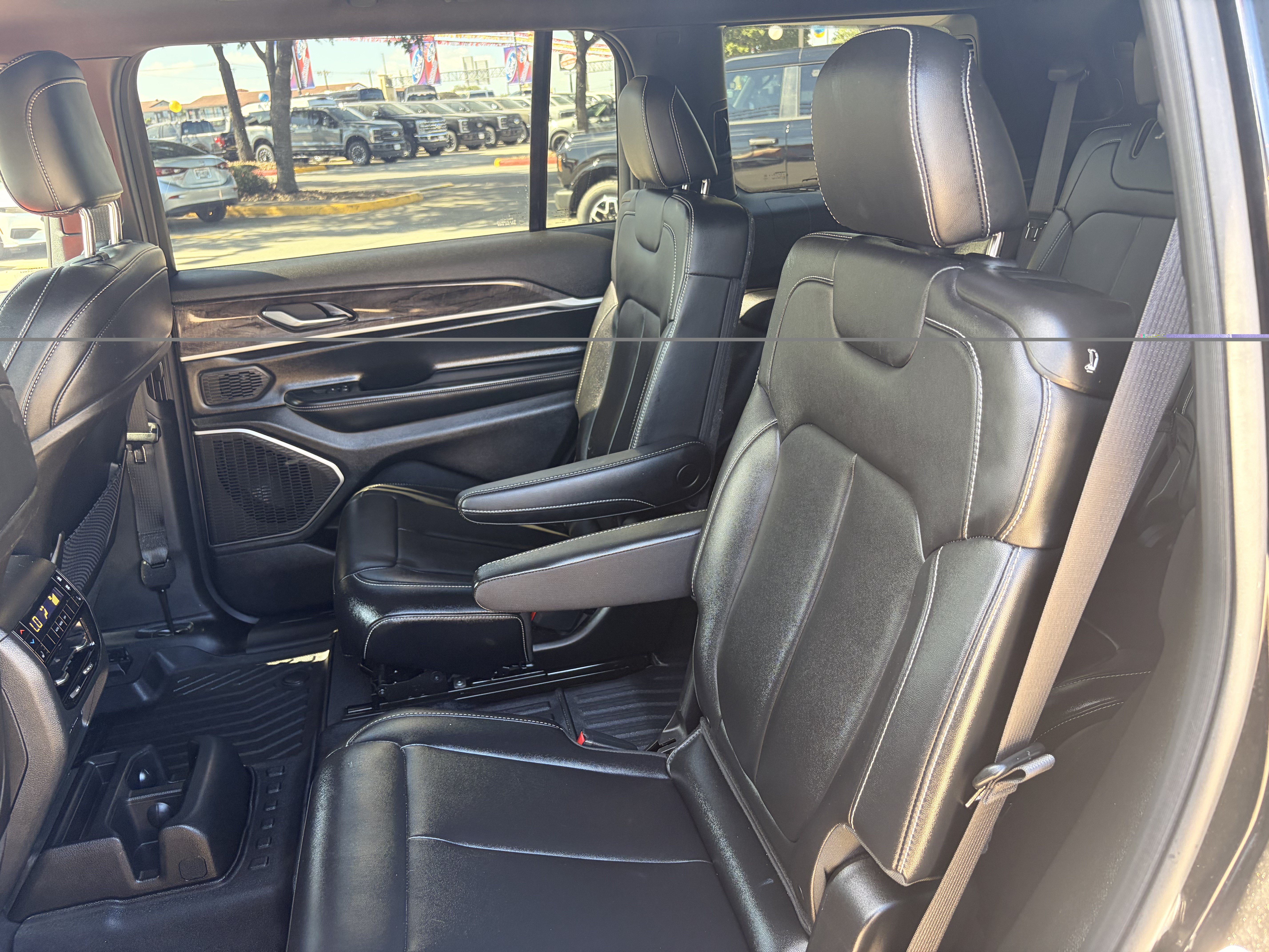 Used 2025 Jeep Grand Cherokee L Limited w/ Black Appearance Package AWD/4WD image 14