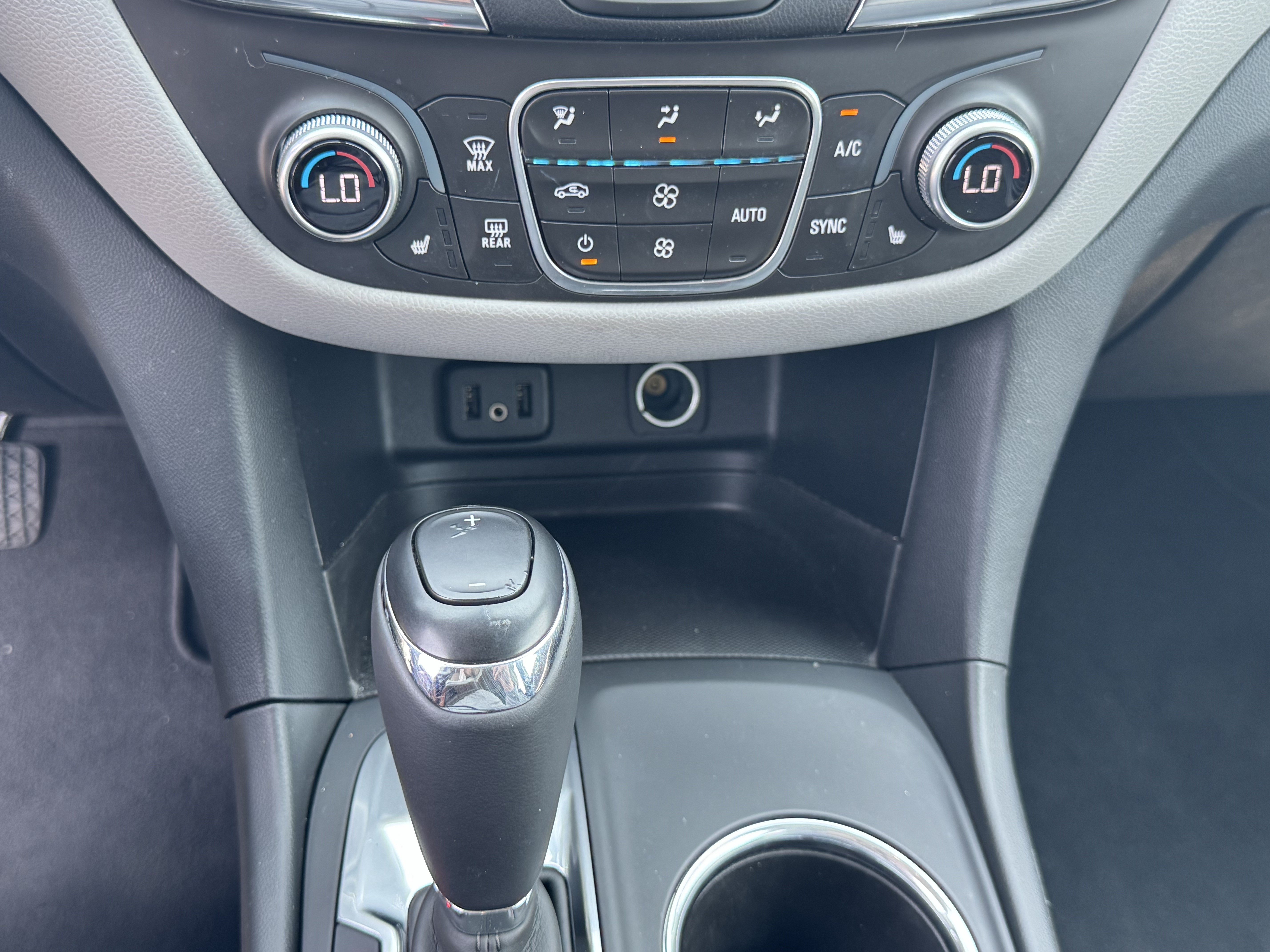 Used 2018 Chevrolet Equinox LT w/ Sun & Infotainment Package FWD image 29