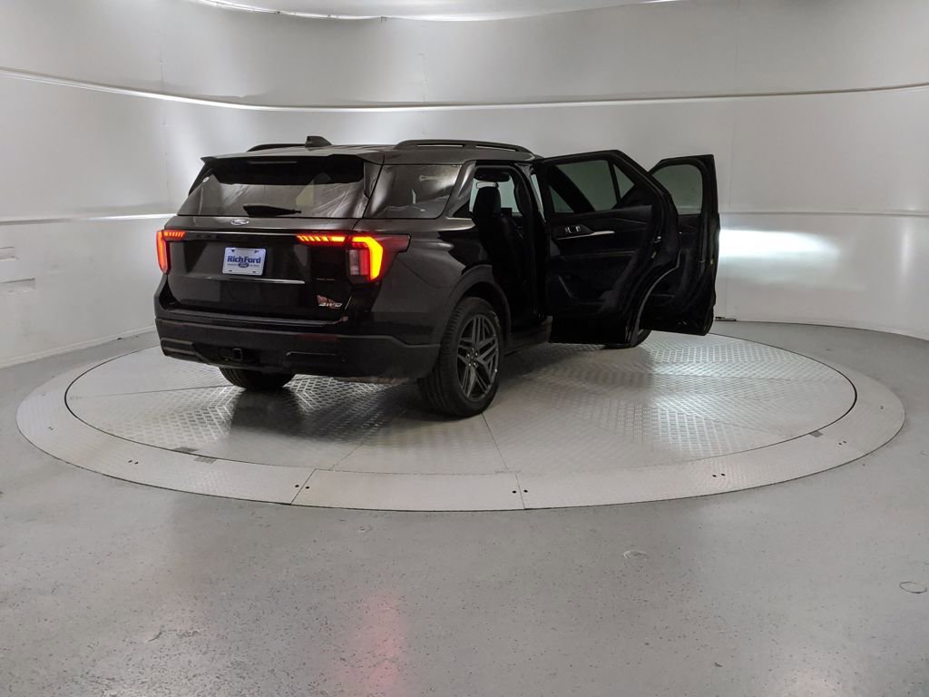 Certified 2025 Ford Explorer ST-Line w/ ST-Line Street Pack image 9