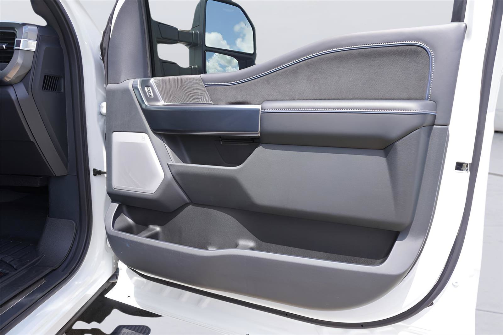 Certified 2025 Ford F250 Platinum AWD/4WD image 26