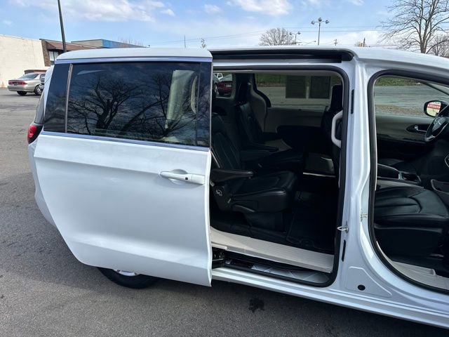 Used 2024 Chrysler Pacifica Touring-L image 17