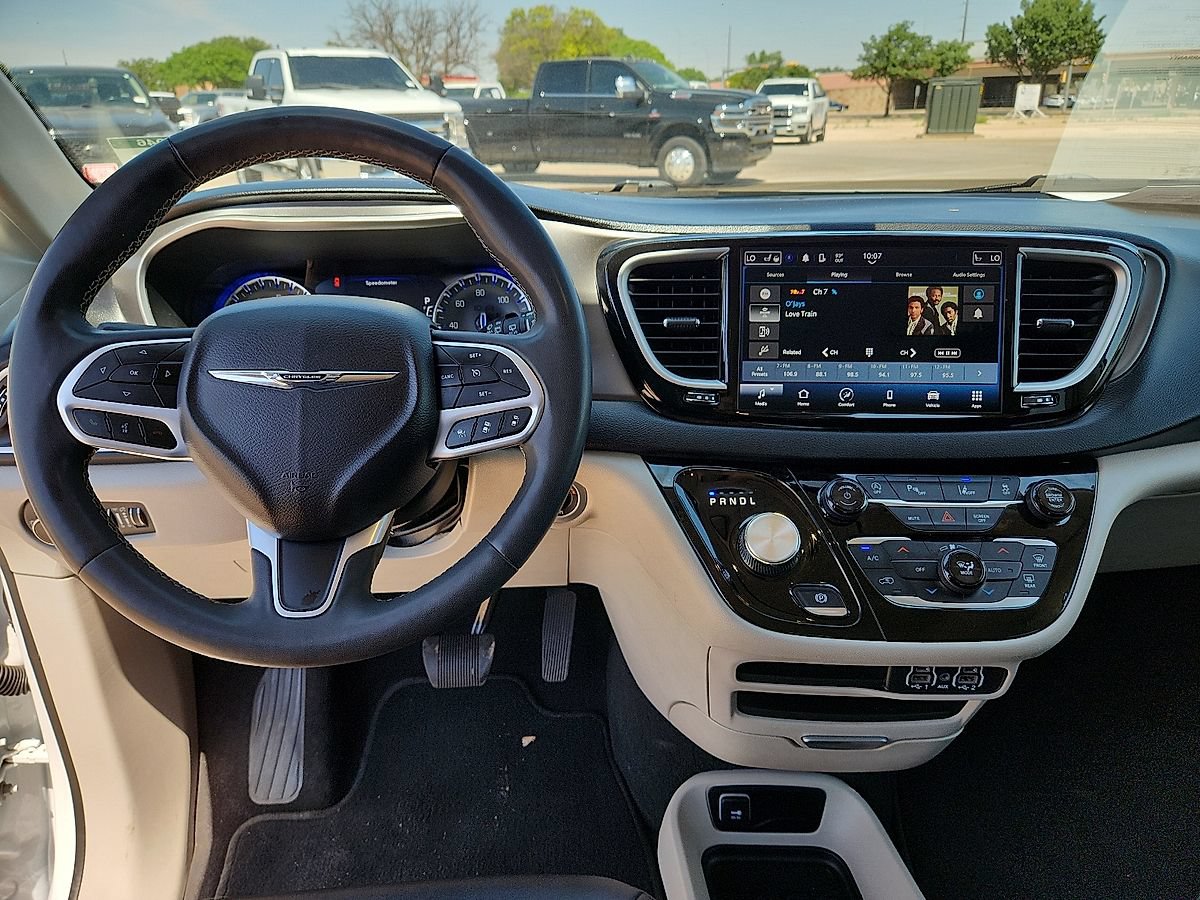 Used 2024 Chrysler Pacifica Touring-L FWD image 6