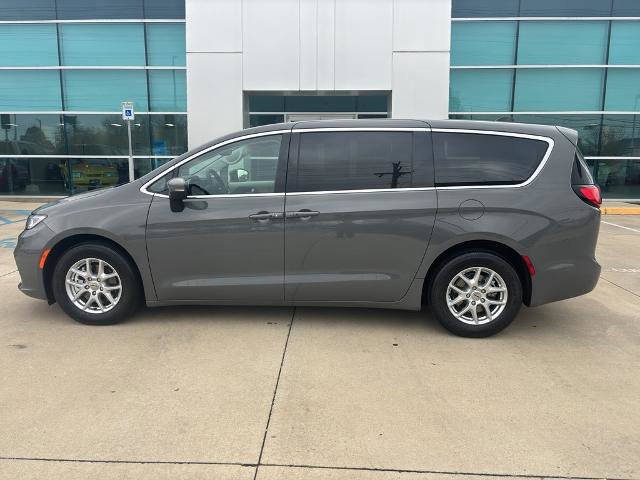 Used 2023 Chrysler Pacifica Touring-L image 2
