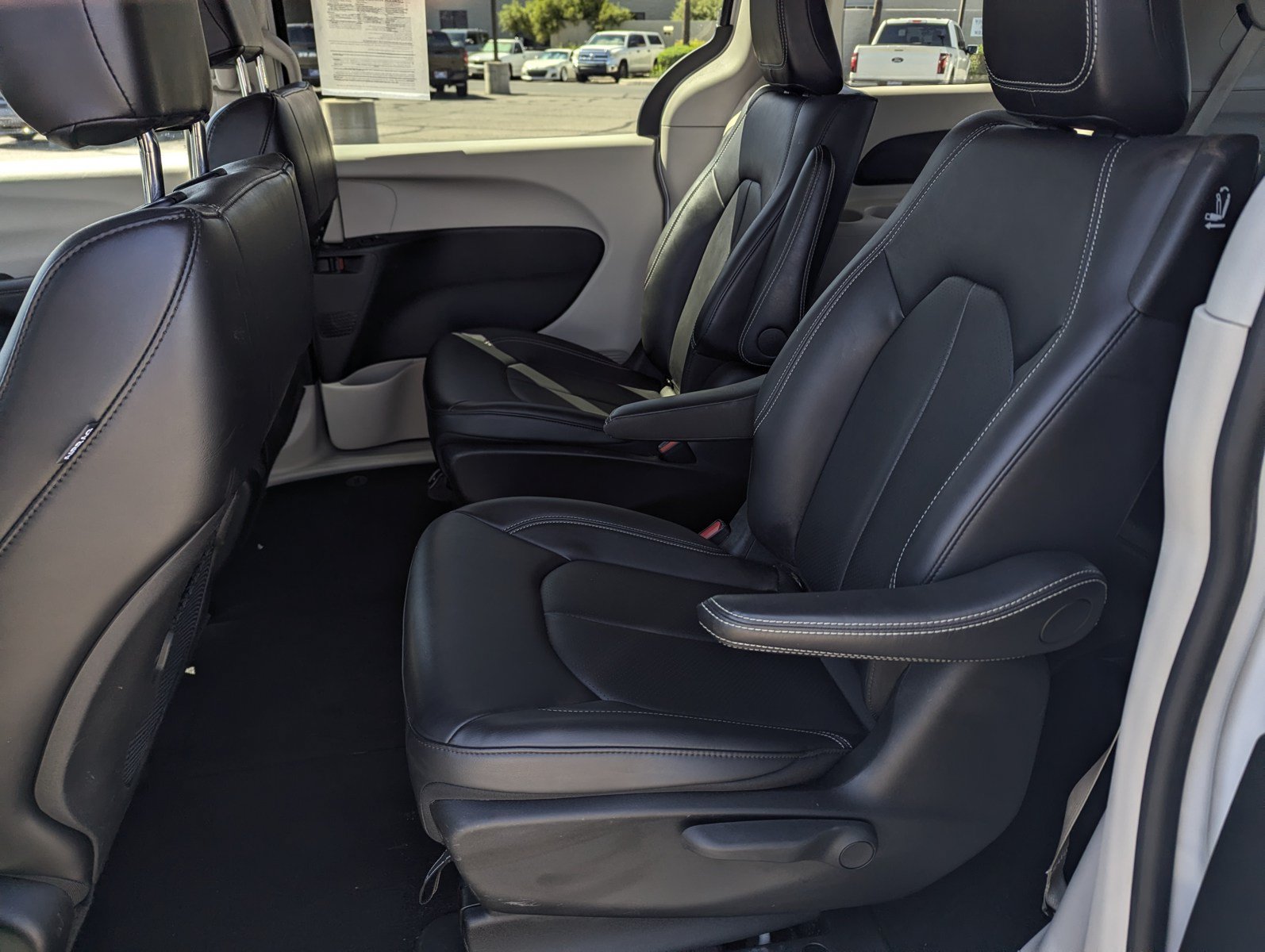 Used 2024 Chrysler Pacifica Limited FWD image 8