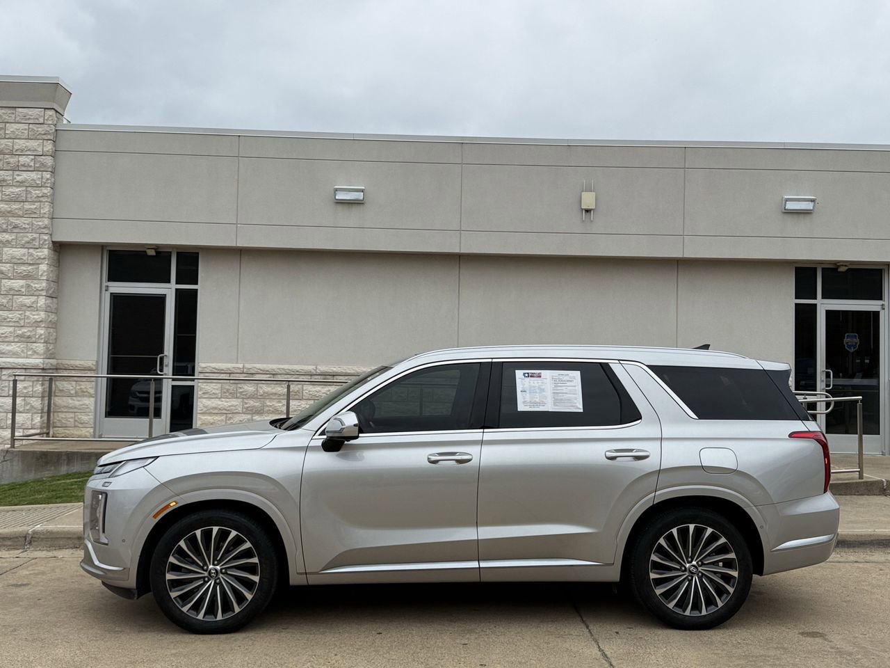 Used 2023 Hyundai Palisade Calligraphy w/ Cargo Package FWD image 3