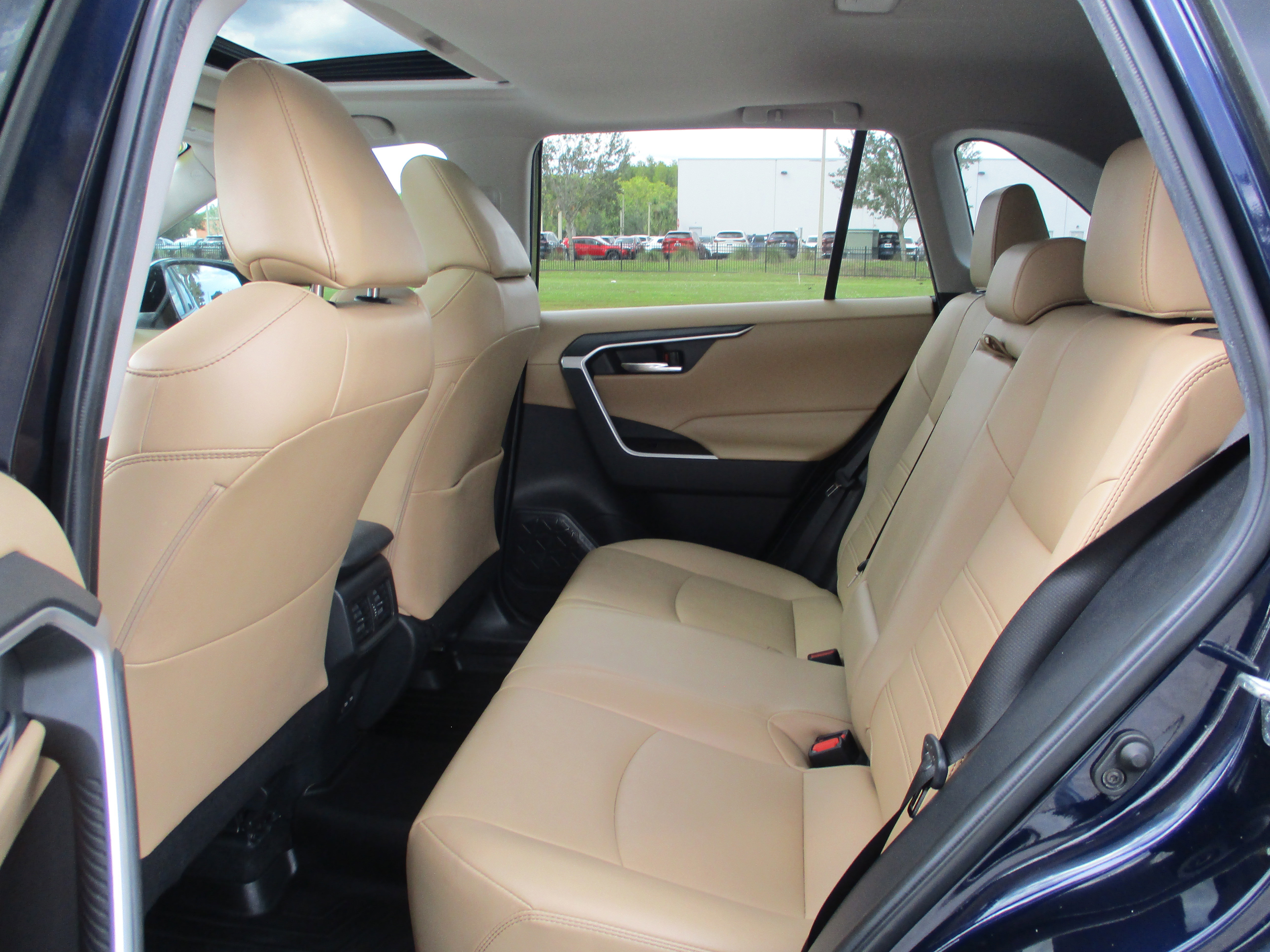 Used 2022 Toyota RAV4 XLE Premium image 10