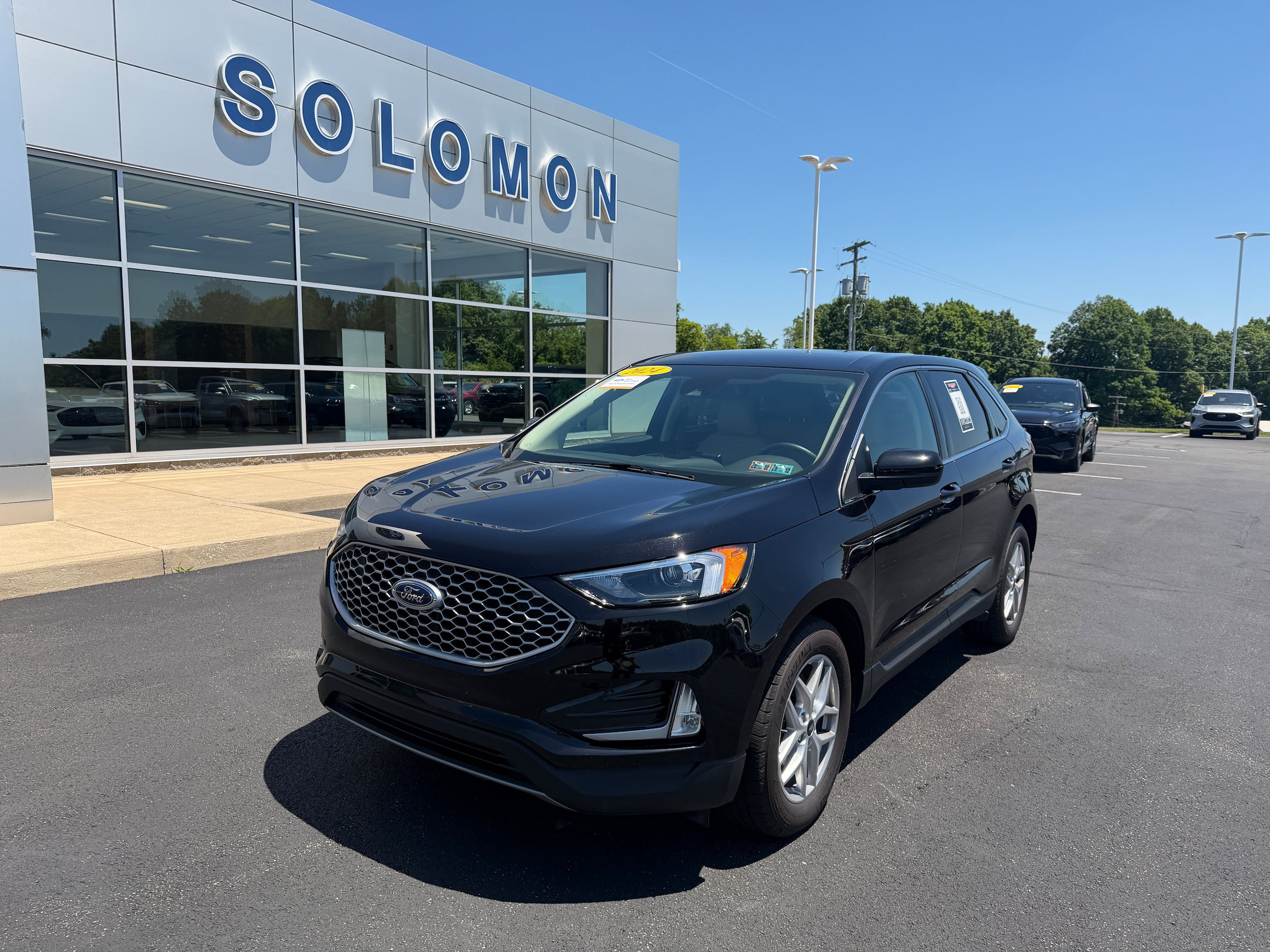 Certified 2024 Ford Edge SEL w/ Convenience Package AWD/4WD image 2