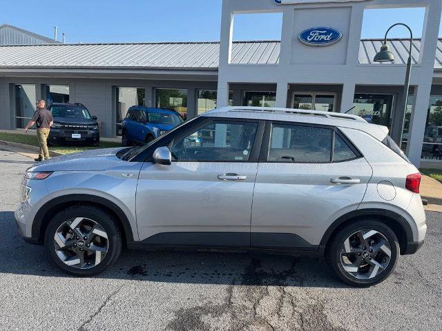 Used 2025 Hyundai Venue SEL FWD image 2