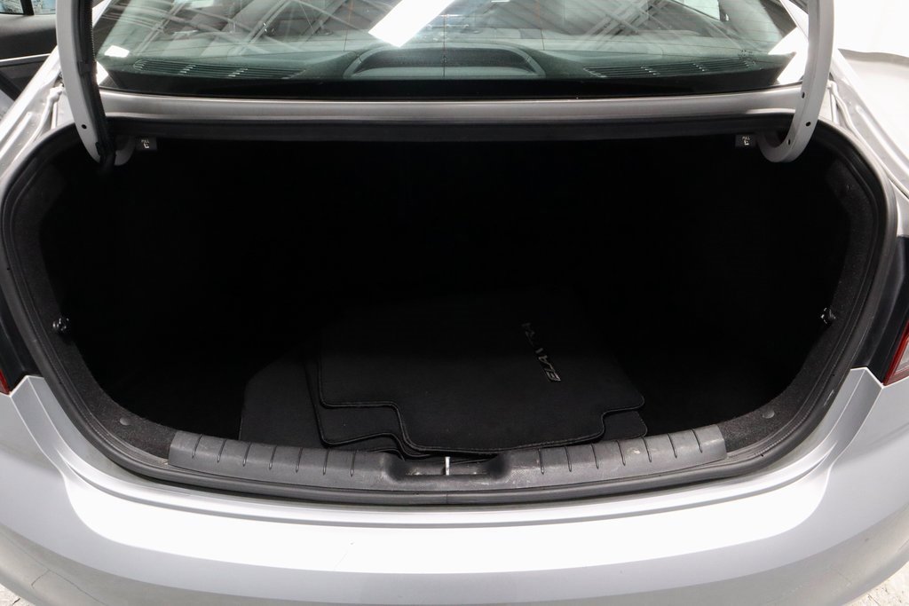 Used 2020 Hyundai Elantra Limited w/ Cargo Package (C1) image 13