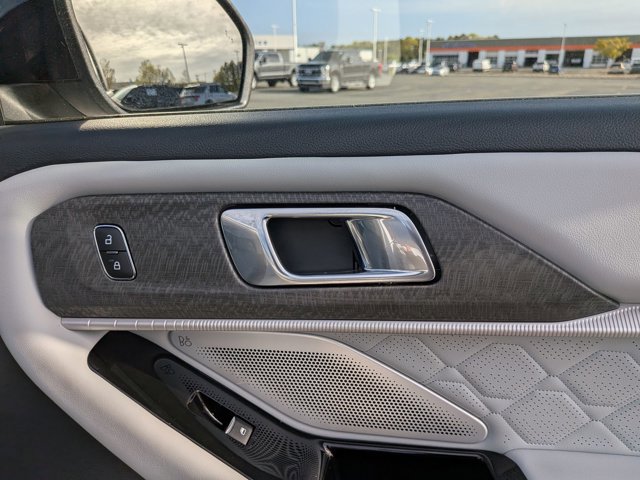 Certified 2025 Ford Explorer Platinum w/ Ultimate Package image 34