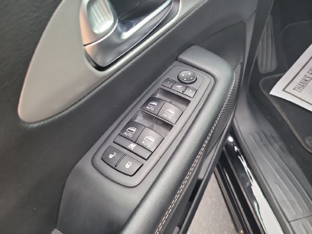 Used 2025 Chrysler Pacifica Limited FWD image 11