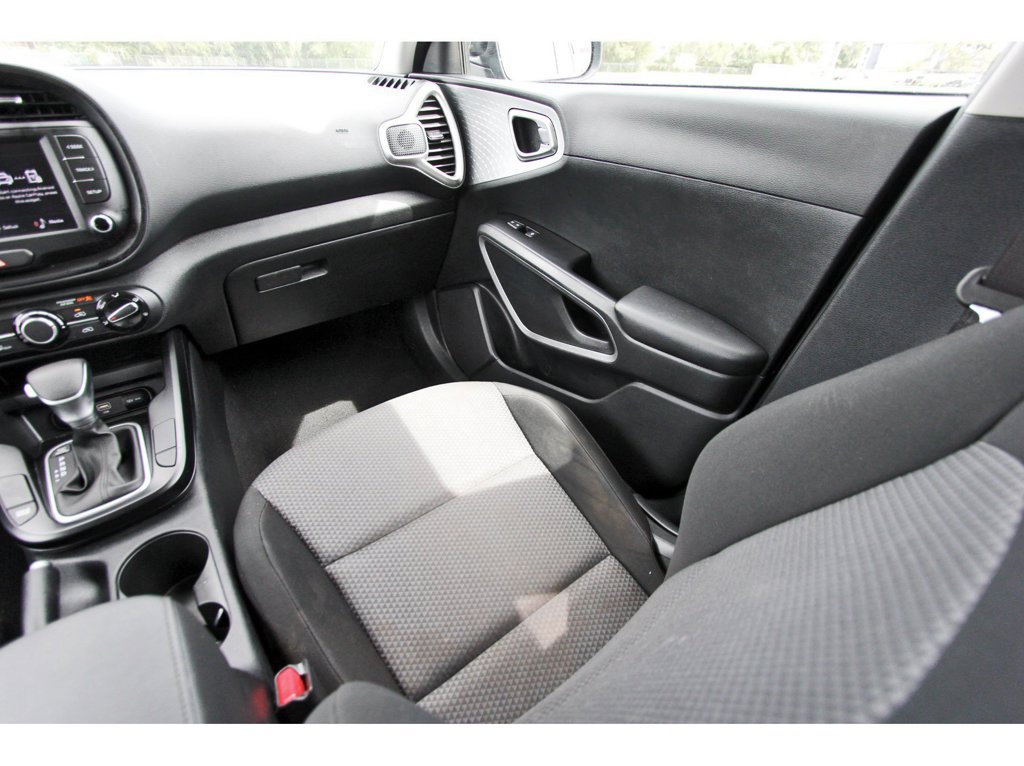 Used 2025 Kia Soul LX w/ LX Technology Package FWD image 12